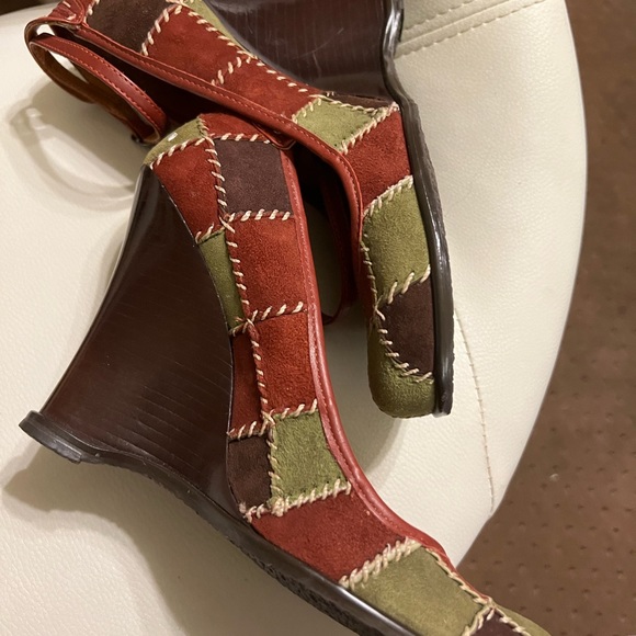 Size 6B Vince Camuto Brown ,rust & green suede Wedge Heel Shoes Sandal - Picture 6 of 8
